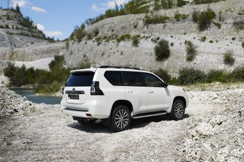 TOYOTA LAND CRUISER DIESEL SW 2.8 D-4D 204 Invincible 5dr Auto 7 Seats [Sunroof] view 1